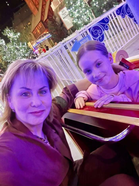 «Оторвались»: мать Харламова свозила внучку от Асмус на аттракционы