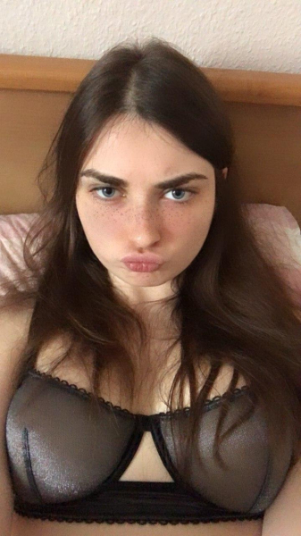 Голая Аринян на слитых фото