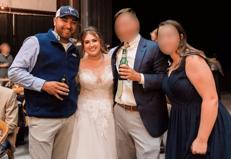 Невеста на своей свадьбе рядом с гостями, включая будущего мужа