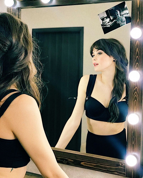 Голая Александра Власова на жарких фото