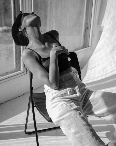 Голая Александра Власова на жарких фото