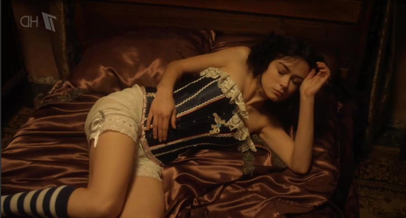 Голая Александра Власова на жарких фото