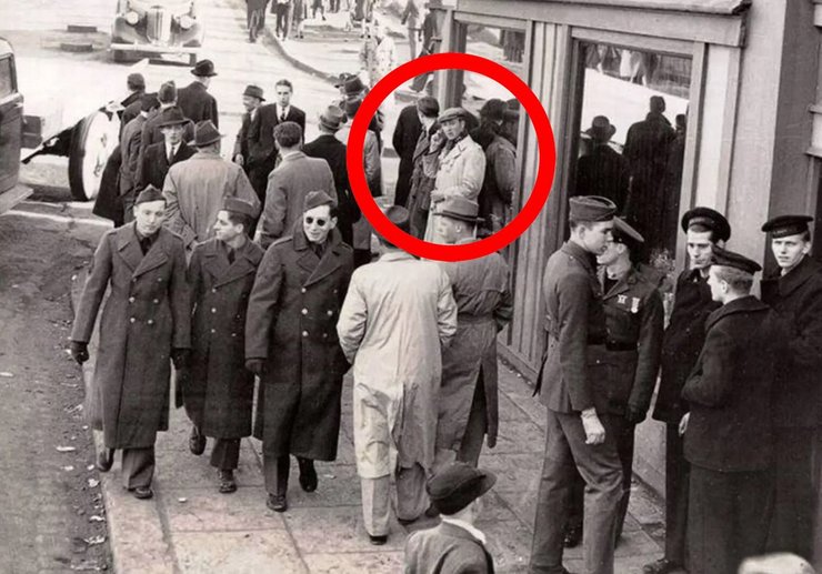 Путешественник во времени со "смартфоном" на фото 1943 года удивил пользователей