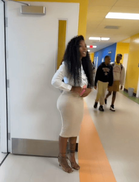 Учительницу раскритиковали за &quot;слишком откровенный&quot; наряд в школе