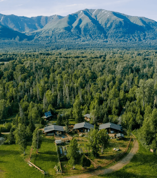 Амбар и хозяйство на усадьбе в Аляске