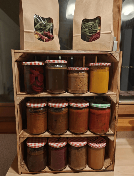 Самодельный рождественский подарок, коробка с домашними консервами