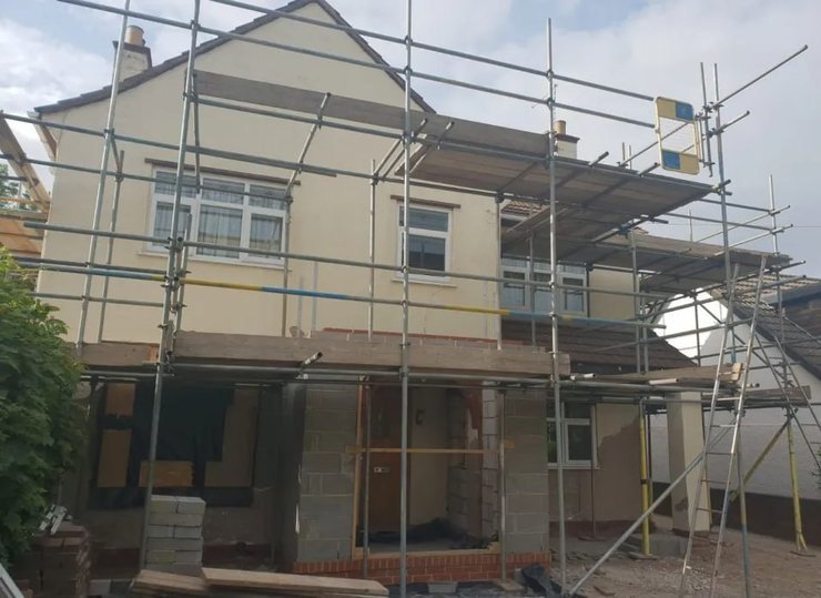 Дом в Великобритании, оставленный после обмана подрядчика