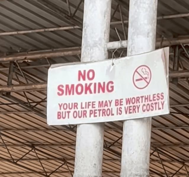 табличка заправка азс индия курьезы