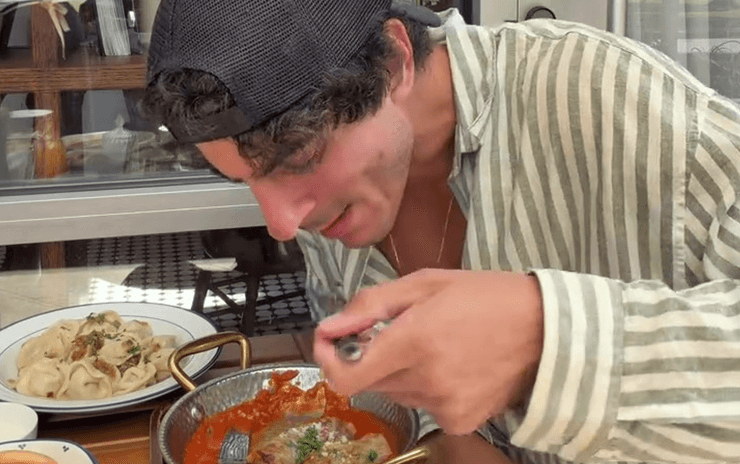 Блогер ест голубцы