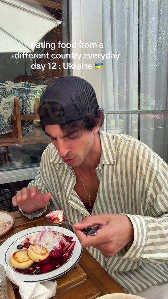 Уильям ест сырники